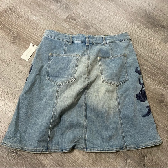 🆕 Anthropologie Denim Skirt Embroidered Flowers - Picture 6 of 12